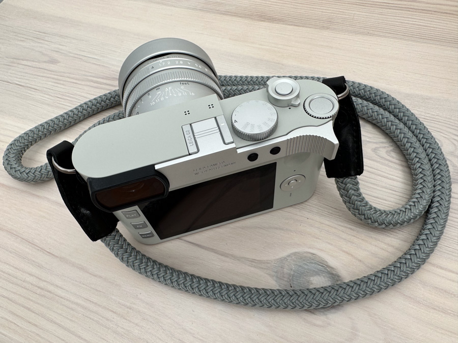 leica q3 thumb grip 1